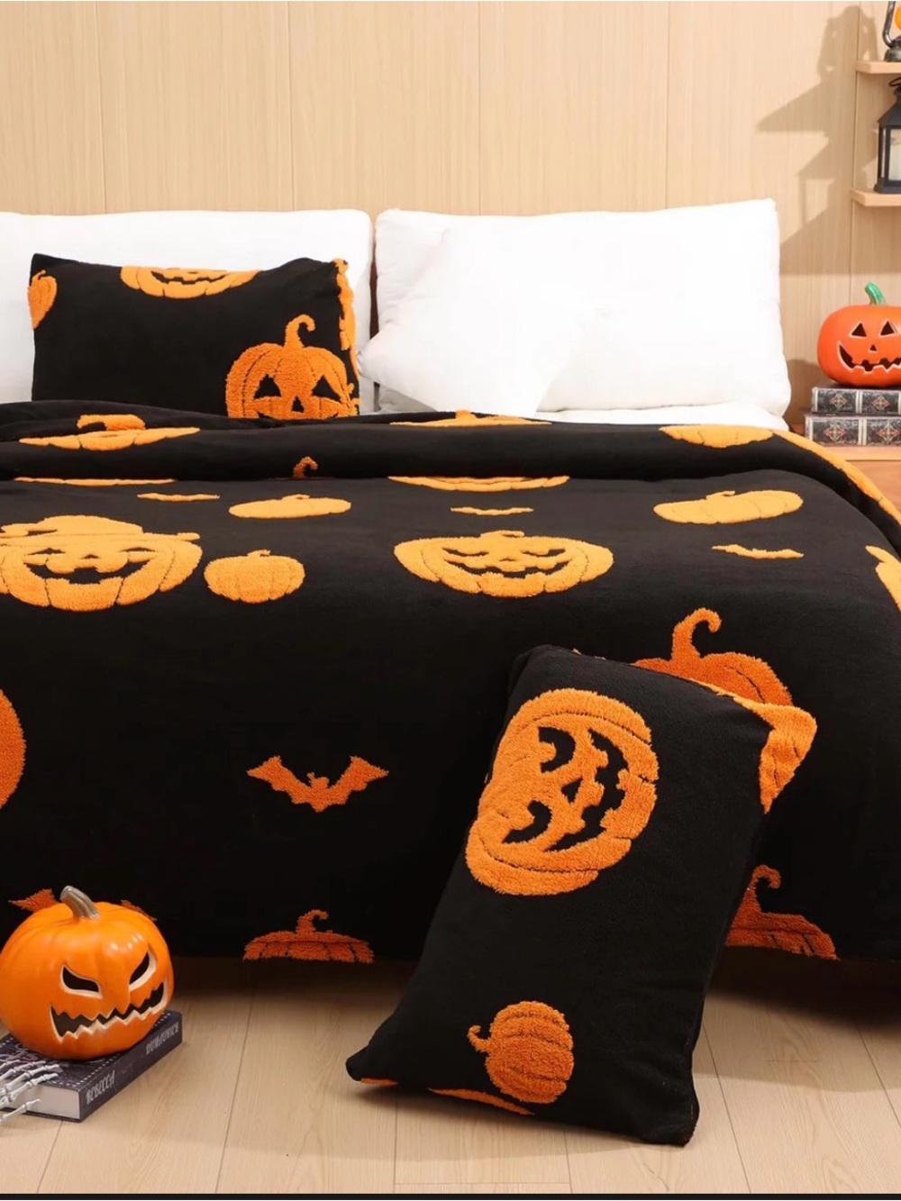 HunnmingRe or Smoofy brand black Halloween comforter set Size Queen New 3 piece